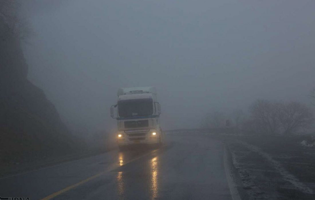 جاده‌های مازندران مه گرفته و لغزنده است
