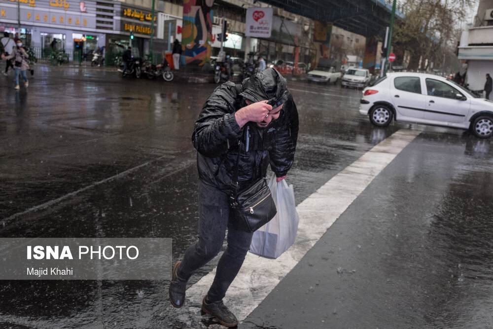 وزش باد شدید و بارش باران در تهران