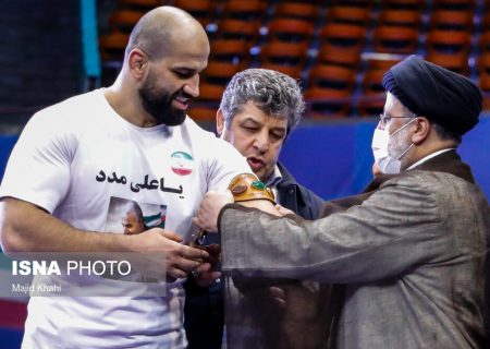 مراسم اهدای بازوبند پهلوانی توسط رییس جمهور