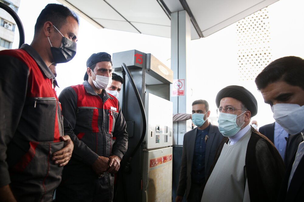 حضور رئیس جمهور در یکی از جایگاه‌های سوخت تهران