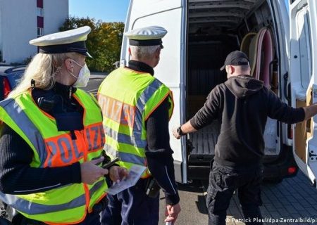 کشف کامیون حامل ۳۰ مهاجر غیرقانونی در آلمان