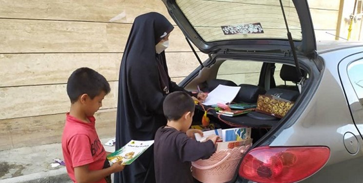 کتابخانه سیار «هدهد»، محبوب بچه‌های حاشیه‌نشین/ وقتی صندوق عقب خودروی خانم معلم، کتابخانه می‌شود