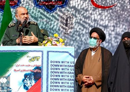 حضور دختر شهید سپهبد سلیمانی در جایگاه سخنرانی سردار سلامی