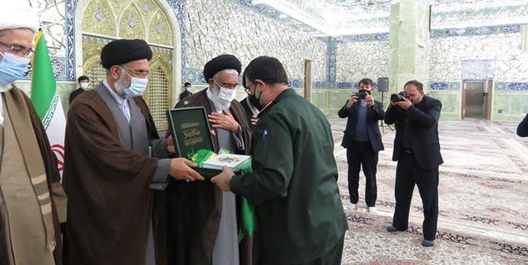 پرچم حرم حضرت فاطمه معصومه(س) به رزمندگان نیروی دریایی سپاه اهدا شد