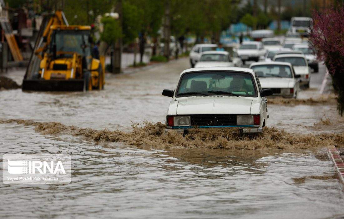 سیلاب سبب آبگرفتگی معابر و قطع آب شرب شهروندان غرب مازندران شد