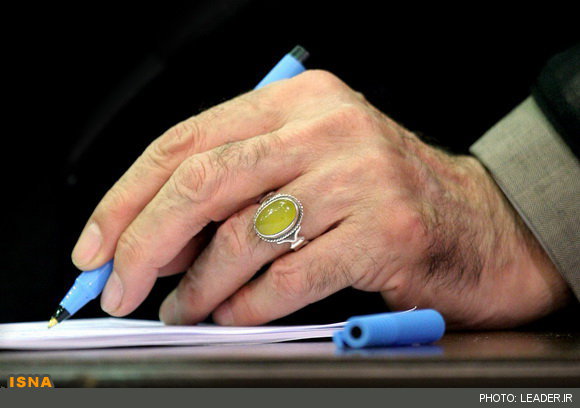 دستخط محرمانه رهبری به روحانی درباره قیمت بنزین