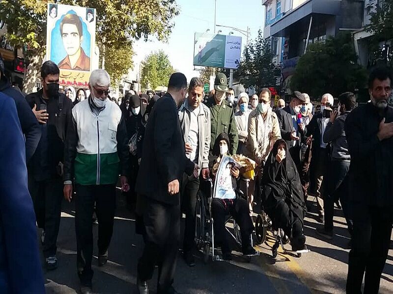 حضور خانواده شهید اصفهانی محسن اسماعیلی برسر مزار فرزندشان در مازندران