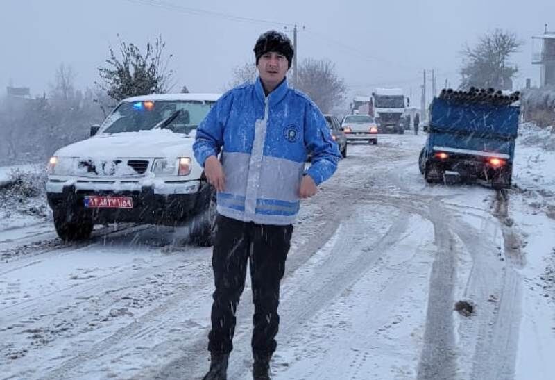 هشت تریلی گرفتار در برف منطقه کوهستانی گلیداغ مراوهتپه نجات یافتند