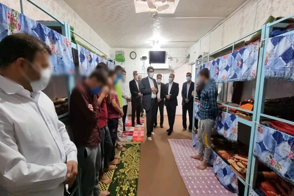 درب زندانها به روی مددکاران علاقهمند باز است