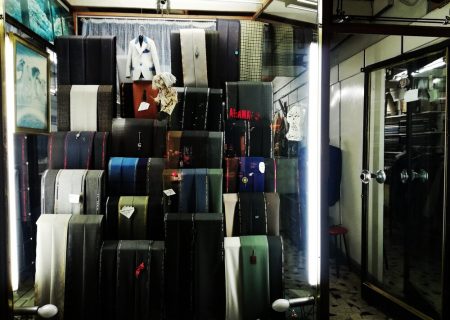 تختی پارچه کت و شلوارهایش را از این مغازه می‌خریده