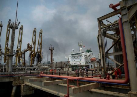 گزارش فری بیکن درباره افزایش واردات نفت چین از ایران و “چشم‌پوشی” آمریکا