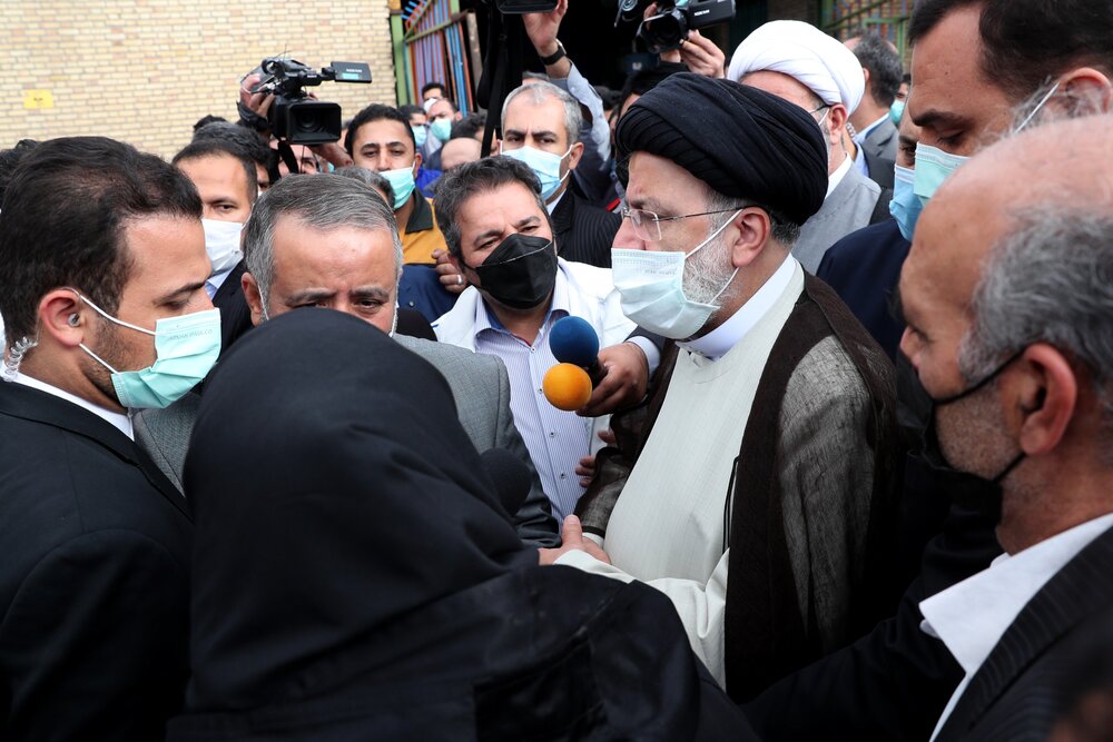 بازدید رئیسی از کارخانه تولید لوازم خانگی سنگرکار