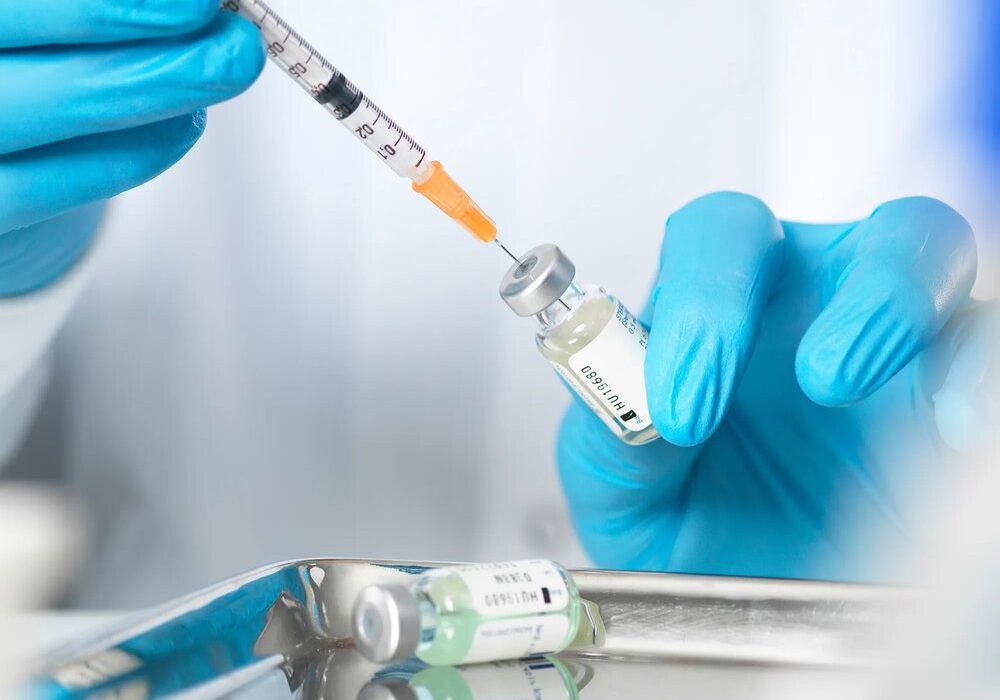 آیا دریافت واکسن آنفلوآنزا و دوز تقویت‌کننده کووید ۱۹ برای زنان باردار بی‌خطر است؟