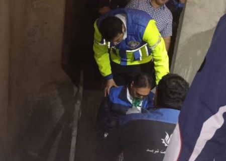 نجات جان کارگر معلق در ارتفاع ۳۰ متری