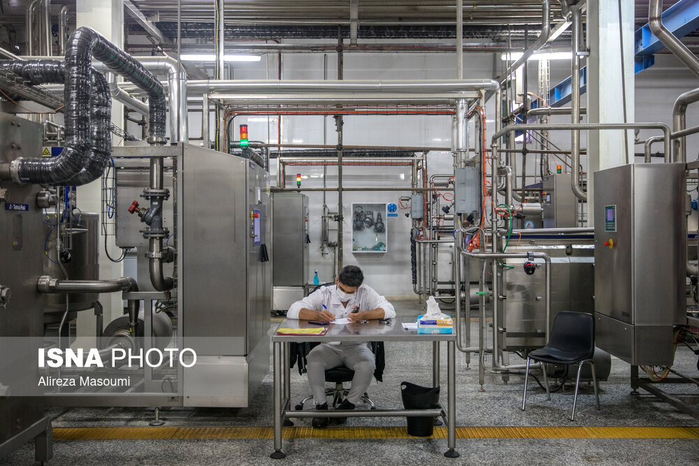 بازدید خبرنگاران از پالایشگاه شیر ملی ایران