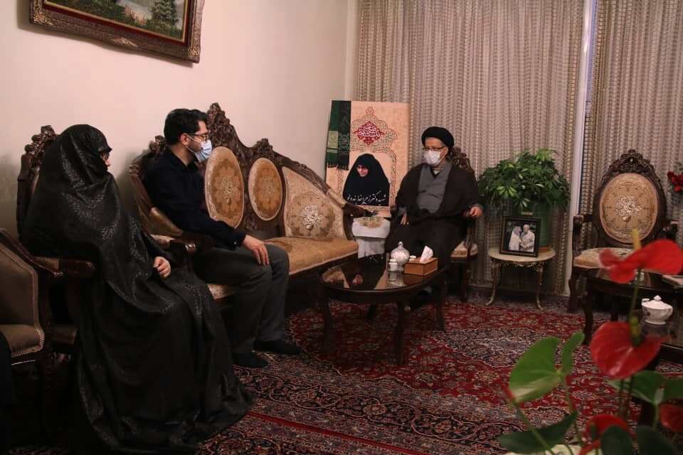 حضور دبیر شورای عالی انقلاب فرهنگی در منزل شهید مدافع سلامت