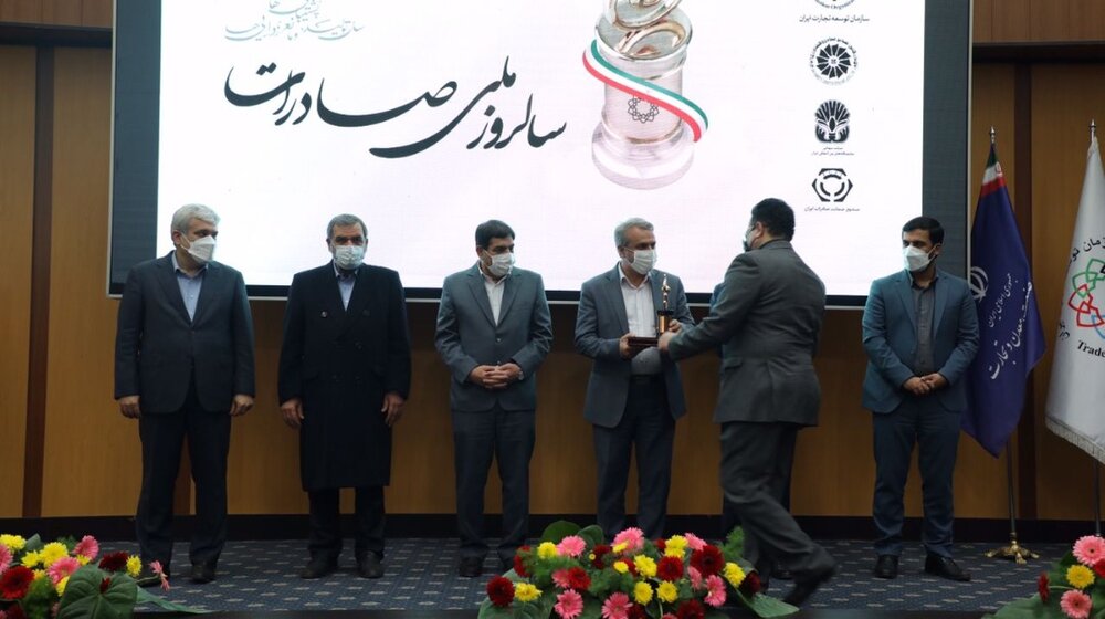 شرکت چوبکاران عصر نوین منطقه آزاد انزلی صادر کننده نمونه کشوری شد