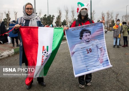 آزادی با حضور زنان غرق در شادی شد/ حلقه شادی ملی‌پوشان با پرچم ایران