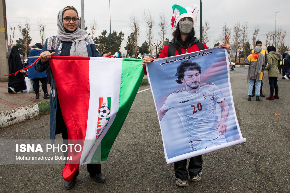 آزادی با حضور زنان غرق در شادی شد/ حلقه شادی ملی‌پوشان با پرچم ایران