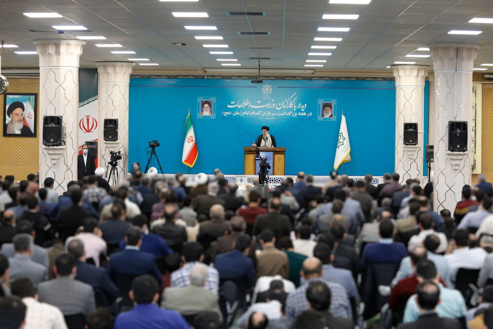 با بی عدالتی مبارزه کنید و دست مفسدین و سودجویان را قطع کنید