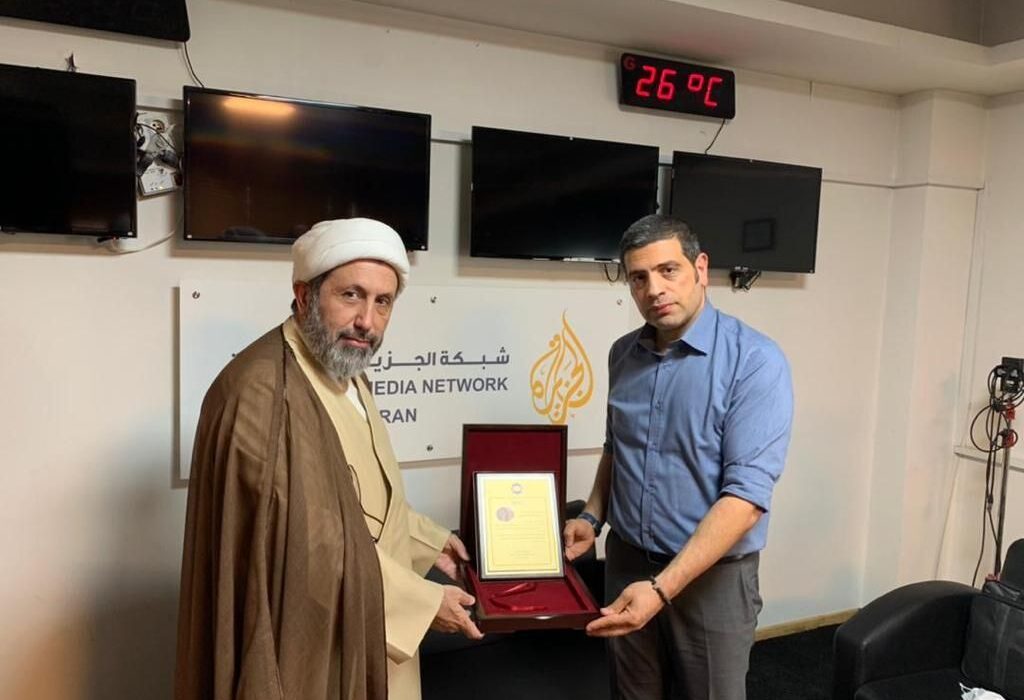 تقدیم لوح یابود شهید شیرین ابوعاقله به شبکه الجزیره