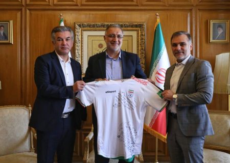 پیراهن تیم ملی فوتبال به زاکانی اهدا شد