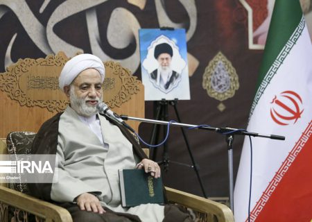 آرزوی‌ امام (ره) قرار گرفتن کنار شهدا بود/ طلاب در دفاع مقدس هم اقامه نماز کردند و هم تفنگ به دست گرفتند