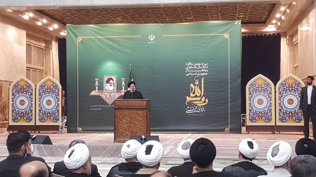 باور امام این بود که راه خدا از میان خلق می گذرد