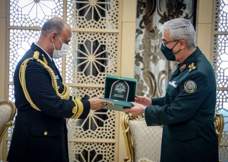 فرمانده نیروی دریایی عمان با سرلشکر باقری دیدار کرد