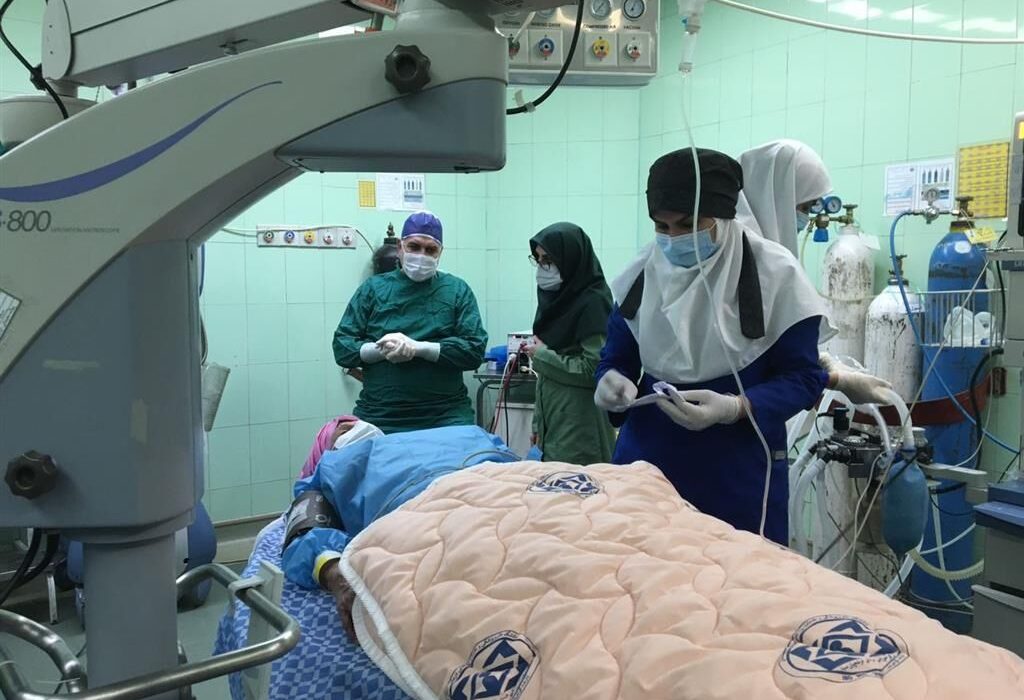 کارخیر وزیر بهداشت در همدان/ جراحی چشم پیرزن روستایی