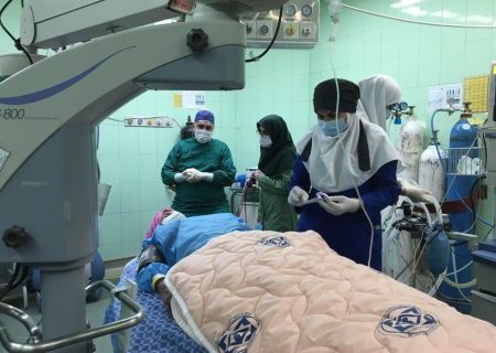 کارخیر وزیر بهداشت در همدان/ جراحی چشم پیرزن روستایی
