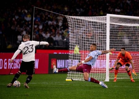 توقف منچستریونایتد مقابل استون‌ویلا با قضاوت فغانی