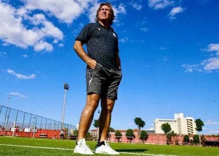 میهمان ویژه تمرین استقلال در ترکیه/ اهدای پیراهن آبی به پیرلو+عکس