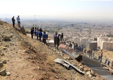توزیع بسته‌های لوازم‌التحریر بین کودکان کم‌برخوردار/جلوگیری از ساخت وساز در مرادآباد تهران
