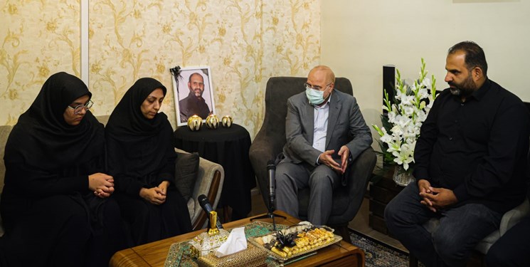 دیدار قالیباف با خانواده یکی از شهدای اغتشاشات اخیر