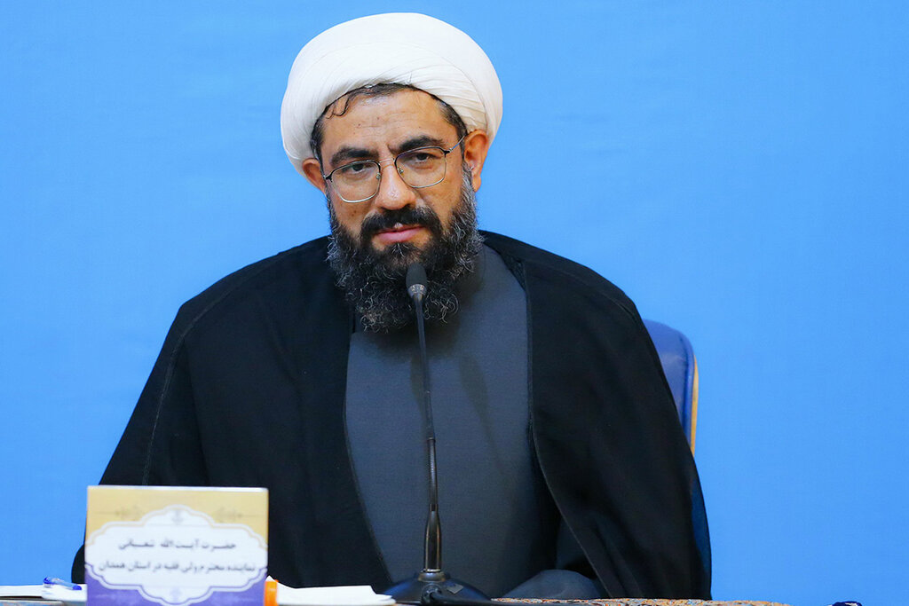 برخی که علیه مملکت خود موضع می‌گیرند تزلزل شخصیتی دارند | نخبه دارای حب وطن کشور را برای مادیات ترک نمی‌کند | انسان بی‌نماز ممکلتش بی صاحب است