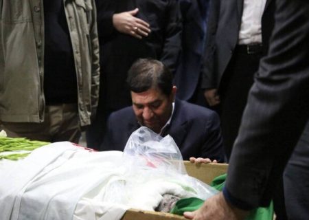 عکس | بغض و ادای احترام معاون اول رئیس جمهور به پیکر اسماعیل احمدی