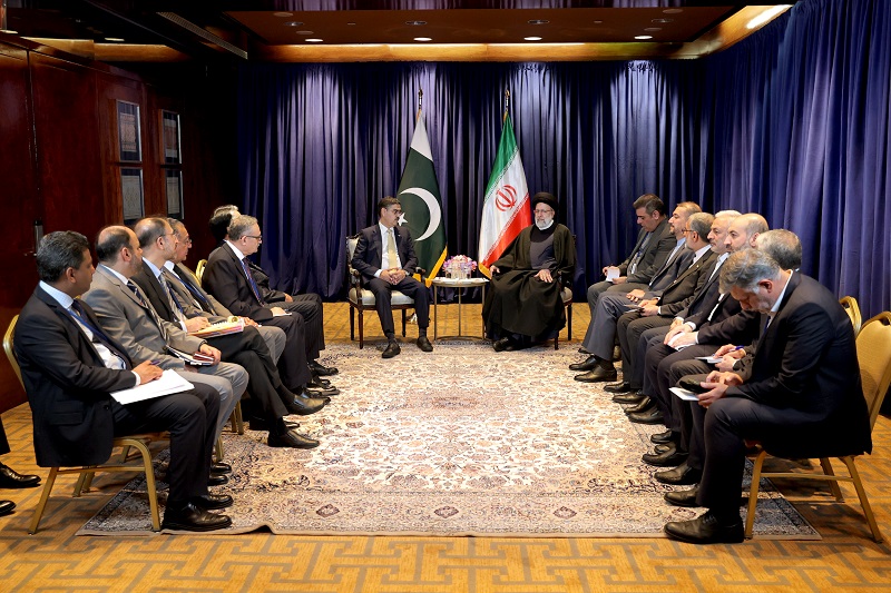 تاکید نخست وزیر پاکستان بر عزم کشورش برای ارتقای سطح همکاری‌ها با ایران