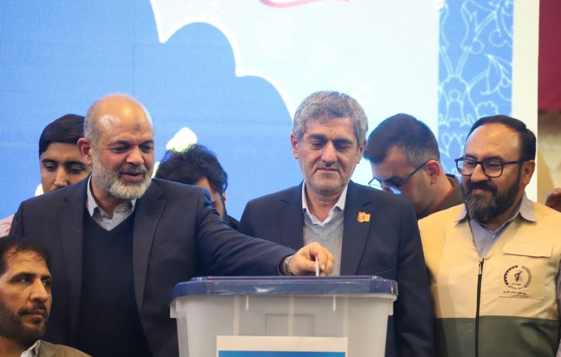 وزیر کشور رأی خود را به صندوق انداخت