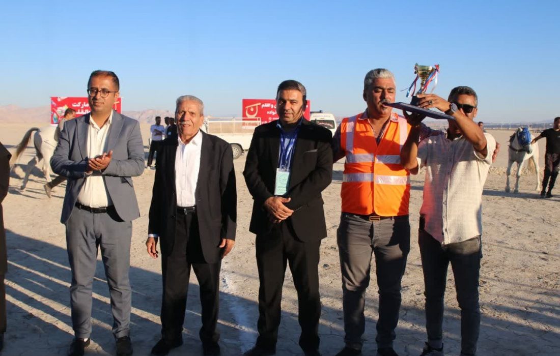 کورس بزرگ اسب دوانی شهرستان اوز با حضور رئیس شورای اسلامی استان فارس برگزار شد