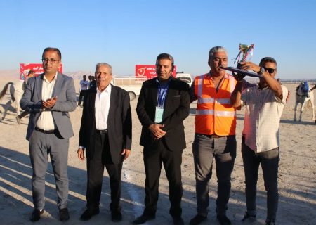 کورس بزرگ اسب دوانی شهرستان اوز با حضور رئیس شورای اسلامی استان فارس برگزار شد