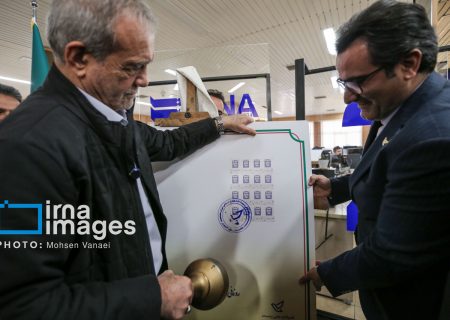 رونمایی رئیس‌جمهور از تمبر ۹۰ سالگی و کتاب تاریخ شفاهی «ایرنا»