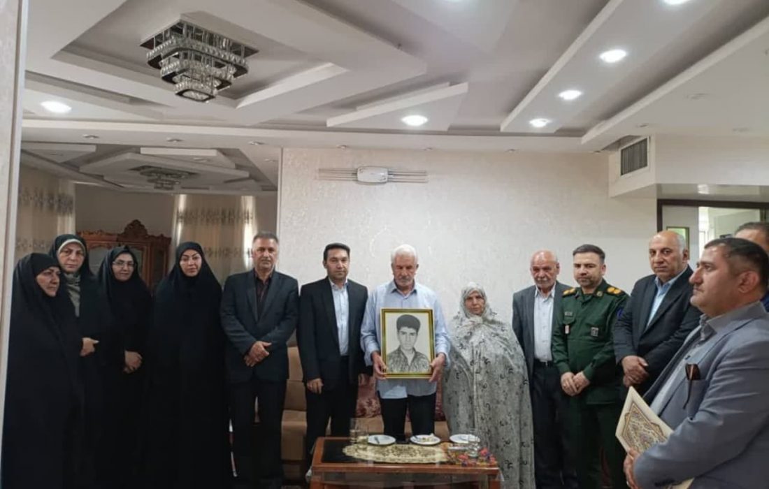 دیدار با خانواده معظم شهدا کسب فیض و ادای دین به مقام والای شهداست/ دیدار از خانواده شهدا در رأس فعالیت های فرهنگی شهرداری منطقه ۱۱ شیراز