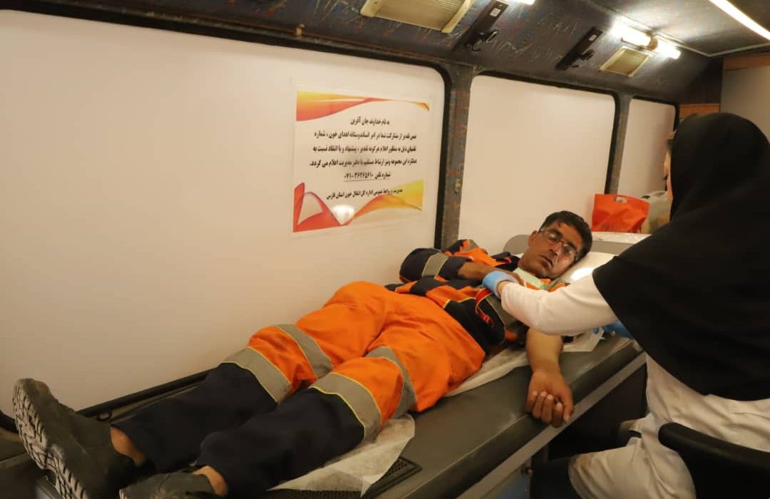 اهدای خون پاکبانان و کارکنان سازمان مدیریت پسماند برای نجات حادثه دیدگان بندر عباس