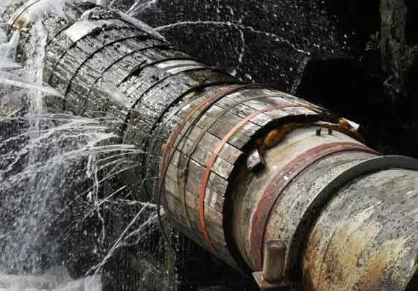 لوله آسیب دیده در میدان قدس درحال ترمیم است