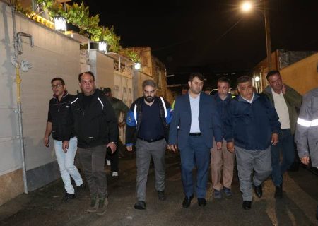 بازدید شبانه شهردار ارومیه از منطقه کشتارگاه برای بررسی روند خدمات‌رسانی پس از بارش باران