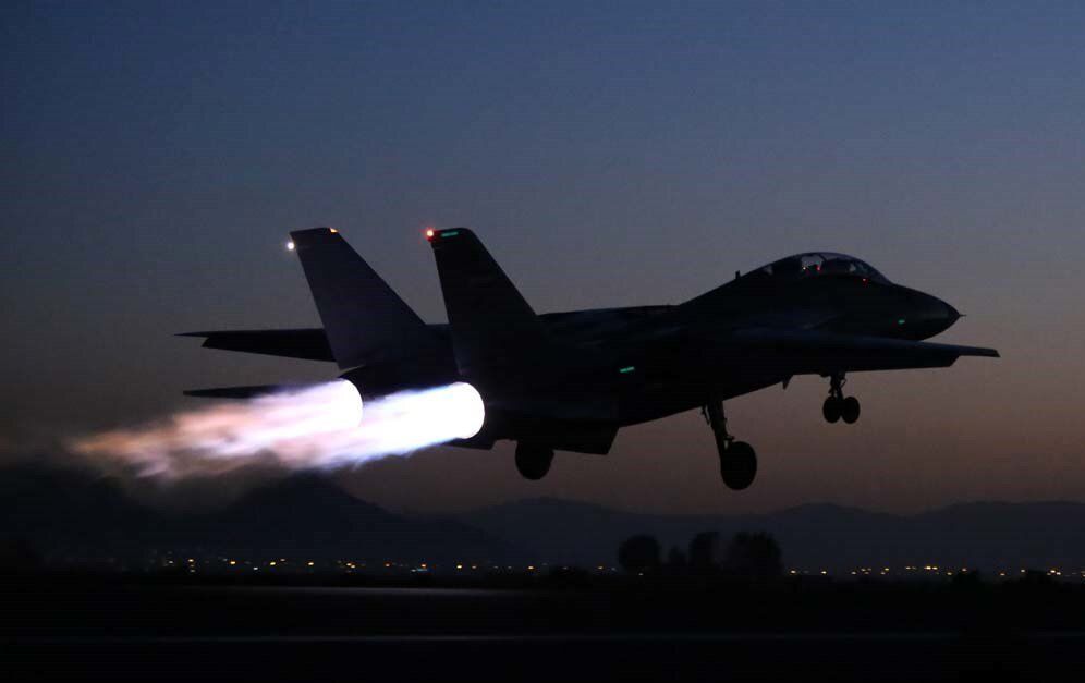 گشت زنی جنگنده های ارتش همزمان با حضور رهبر انقلاب در حسینیه امام خمینی/ ویدئو