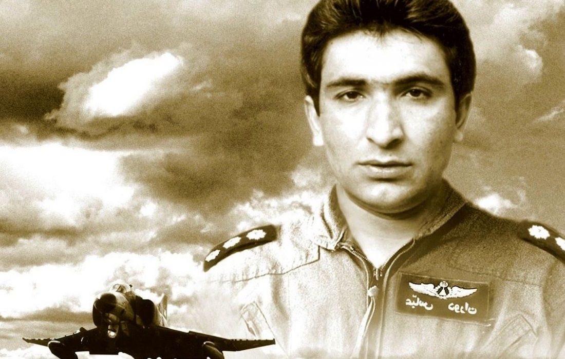 سفر در زمان؛ «شهید عباس دوران» با لباس خلبانی در کنار جنگنده اش؛ دهه ۵۰