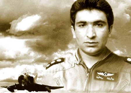 سفر در زمان؛ «شهید عباس دوران» با لباس خلبانی در کنار جنگنده اش؛ دهه ۵۰