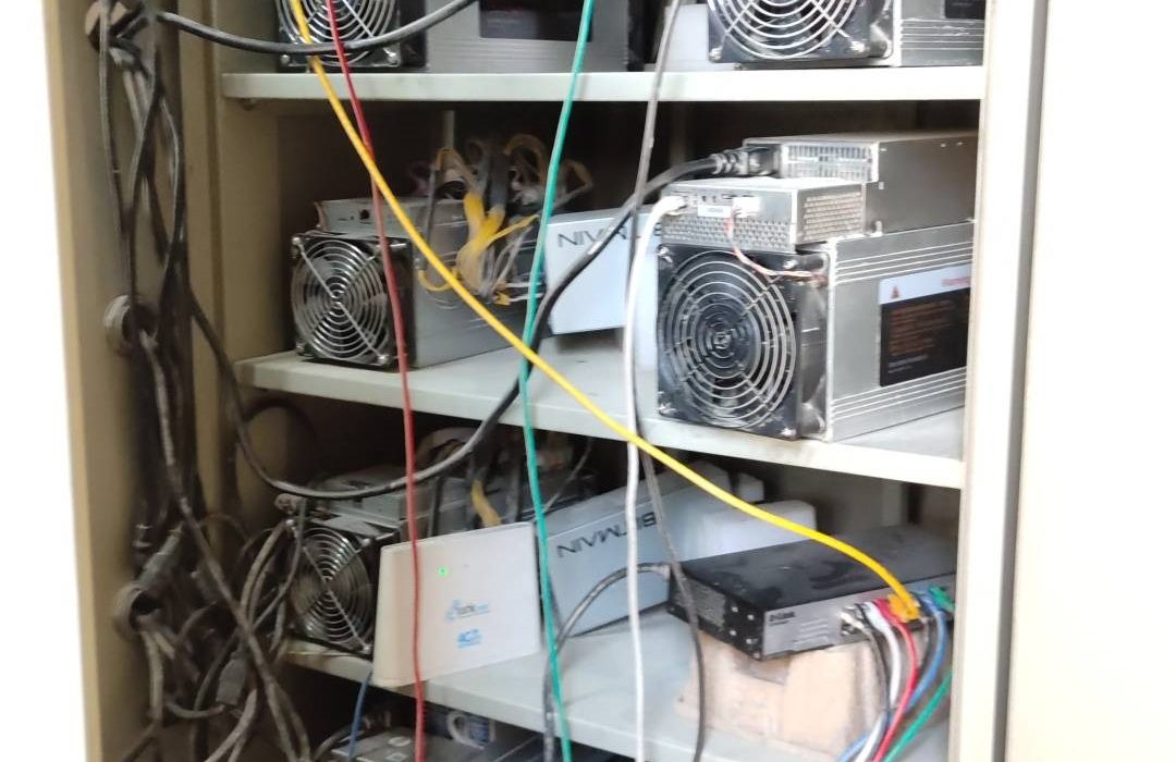 ۱۲ دستگاه استخراج رمز ارز غیرمجاز از یک واحد مرغداری در شهرستان پیرانشهر کشف و ضبط شد